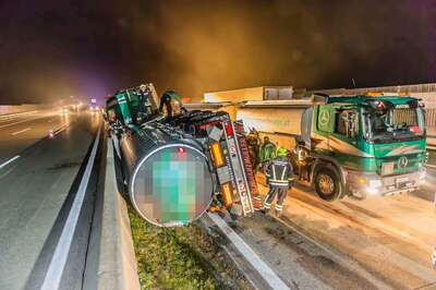 Totalsperre der Westautobahn nach Tanklastwagenunfall 20141101-0450.jpg