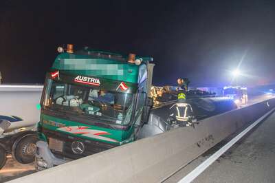 Totalsperre der Westautobahn nach Tanklastwagenunfall 20141101-0462.jpg