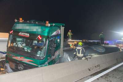 Totalsperre der Westautobahn nach Tanklastwagenunfall 20141101-0466.jpg