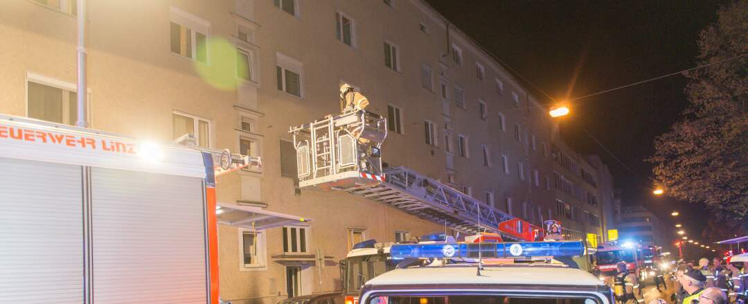 Titelbild: Keller in Flammen - Großeinsatz für Einsatzkräfte in Linz