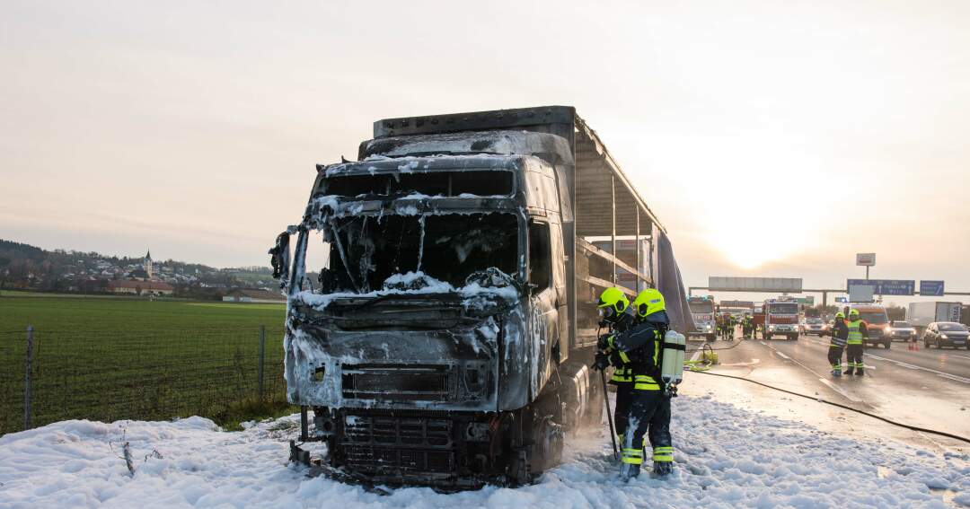 Titelbild: Lkw auf Autobahn ausgebrannt