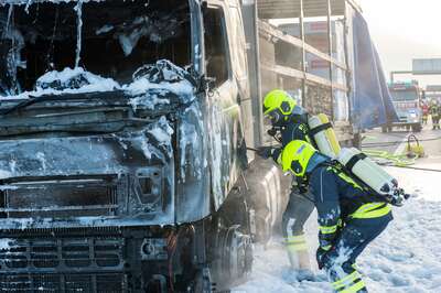 Lkw auf Autobahn ausgebrannt 20141117-2031.jpg