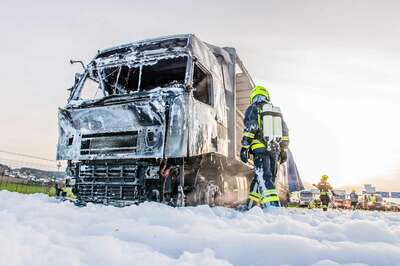 Lkw auf Autobahn ausgebrannt 20141117-2032.jpg