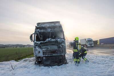 Lkw auf Autobahn ausgebrannt 20141117-2035.jpg