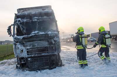 Lkw auf Autobahn ausgebrannt 20141117-2037.jpg