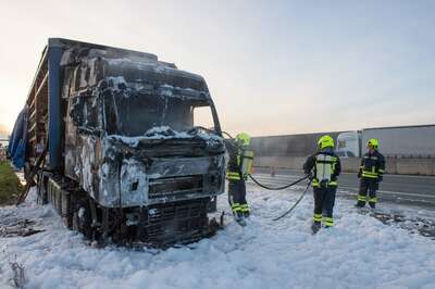 Lkw auf Autobahn ausgebrannt 20141117-2039.jpg