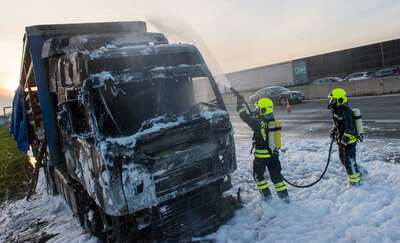 Lkw auf Autobahn ausgebrannt 20141117-2040.jpg