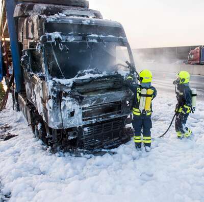 Lkw auf Autobahn ausgebrannt 20141117-2041.jpg