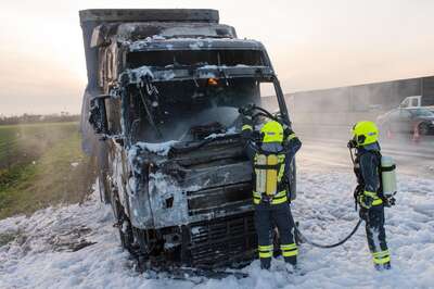 Lkw auf Autobahn ausgebrannt 20141117-2042.jpg