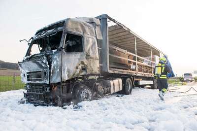 Lkw auf Autobahn ausgebrannt 20141117-2044.jpg