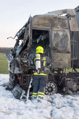 Lkw auf Autobahn ausgebrannt 20141117-2046.jpg