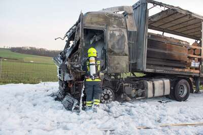 Lkw auf Autobahn ausgebrannt 20141117-2047.jpg