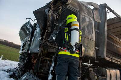 Lkw auf Autobahn ausgebrannt 20141117-2048.jpg
