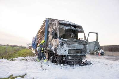 Lkw auf Autobahn ausgebrannt 20141117-2049.jpg