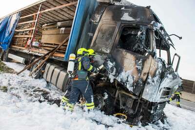 Lkw auf Autobahn ausgebrannt 20141117-2052.jpg