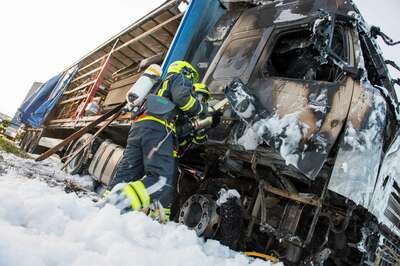 Lkw auf Autobahn ausgebrannt 20141117-2053.jpg