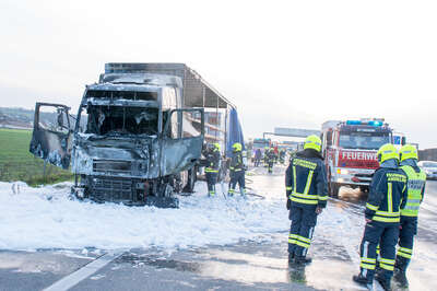 Lkw auf Autobahn ausgebrannt 20141117-2059.jpg