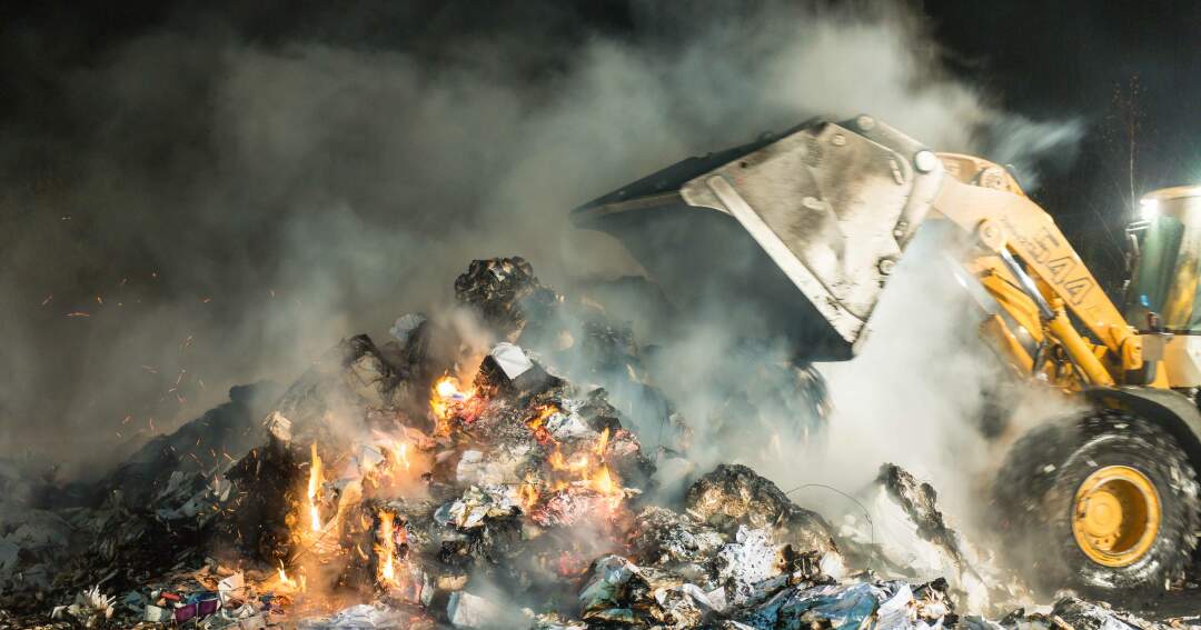 Titelbild: Brand von Altpapier in einer Linzer Recyclingfirma