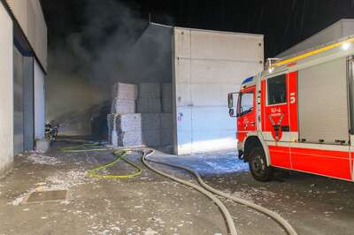 Brand von Altpapier in einer Linzer Recyclingfirma 20141118-2187.jpg