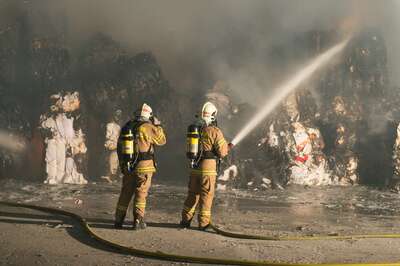 Brand von Altpapier in einer Linzer Recyclingfirma 20141118-2201.jpg