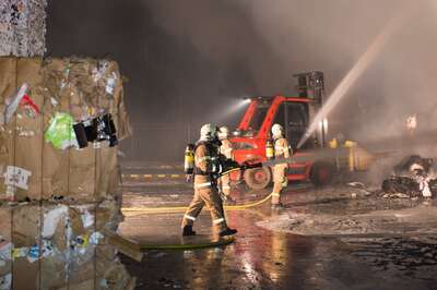 Brand von Altpapier in einer Linzer Recyclingfirma 20141118-2230.jpg