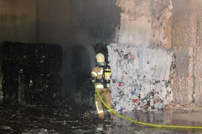 Brand von Altpapier in einer Linzer Recyclingfirma 20141118-2234.jpg