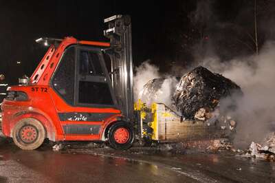 Brand von Altpapier in einer Linzer Recyclingfirma 20141118-2250.jpg