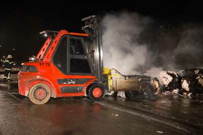 Brand von Altpapier in einer Linzer Recyclingfirma 20141118-2253.jpg