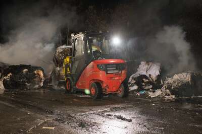 Brand von Altpapier in einer Linzer Recyclingfirma 20141118-2256.jpg