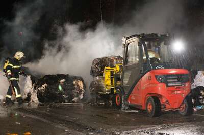 Brand von Altpapier in einer Linzer Recyclingfirma 20141118-2257.jpg