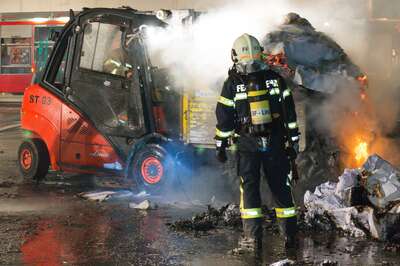 Brand von Altpapier in einer Linzer Recyclingfirma 20141118-2260.jpg