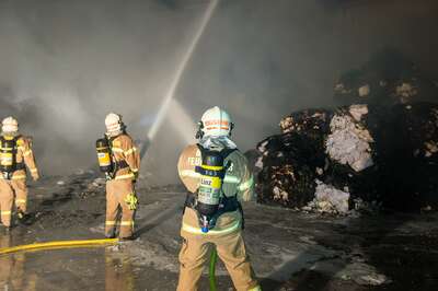 Brand von Altpapier in einer Linzer Recyclingfirma 20141118-2264.jpg