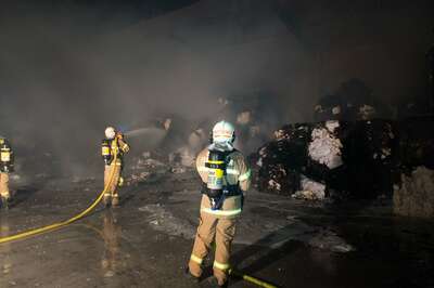 Brand von Altpapier in einer Linzer Recyclingfirma 20141118-2270.jpg