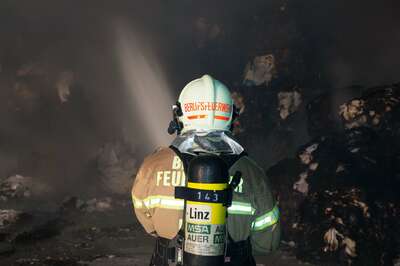 Brand von Altpapier in einer Linzer Recyclingfirma 20141118-2271.jpg