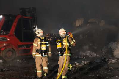 Brand von Altpapier in einer Linzer Recyclingfirma 20141118-2272.jpg