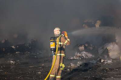 Brand von Altpapier in einer Linzer Recyclingfirma 20141118-2273.jpg