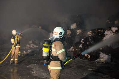 Brand von Altpapier in einer Linzer Recyclingfirma 20141118-2277.jpg