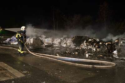 Brand von Altpapier in einer Linzer Recyclingfirma 20141118-2284.jpg