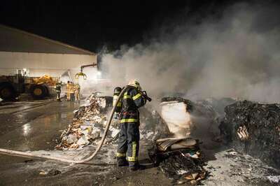 Brand von Altpapier in einer Linzer Recyclingfirma 20141118-2287.jpg