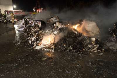 Brand von Altpapier in einer Linzer Recyclingfirma 20141118-2294.jpg