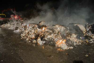 Brand von Altpapier in einer Linzer Recyclingfirma 20141118-2297.jpg