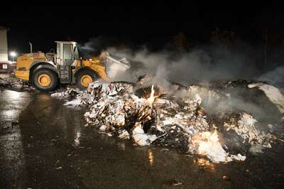 Brand von Altpapier in einer Linzer Recyclingfirma 20141118-2299.jpg