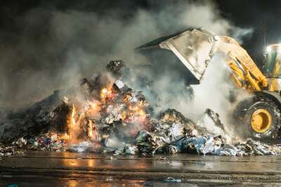 Brand von Altpapier in einer Linzer Recyclingfirma 20141118-2309.jpg