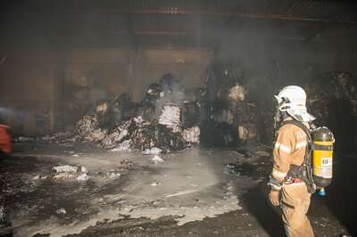 Brand von Altpapier in einer Linzer Recyclingfirma 20141118-2316.jpg