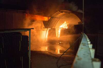 Alarmstufe 3 bei einem Großbrand in Trauner Lagerhalle 20141210-4223.jpg