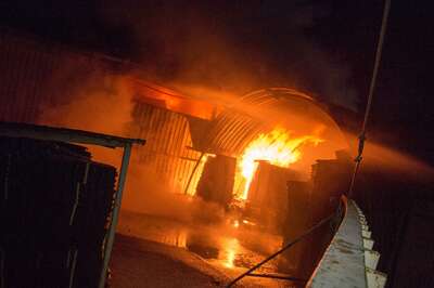 Alarmstufe 3 bei einem Großbrand in Trauner Lagerhalle 20141210-4224.jpg