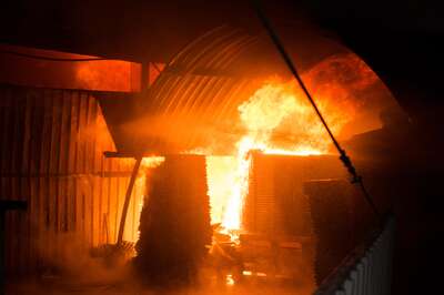 Alarmstufe 3 bei einem Großbrand in Trauner Lagerhalle 20141210-4226.jpg