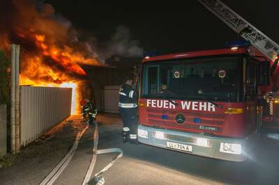 Alarmstufe 3 bei einem Großbrand in Trauner Lagerhalle 20141210-4229.jpg