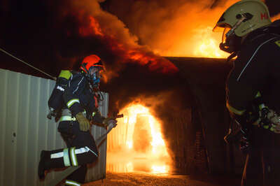Alarmstufe 3 bei einem Großbrand in Trauner Lagerhalle 20141210-4232.jpg