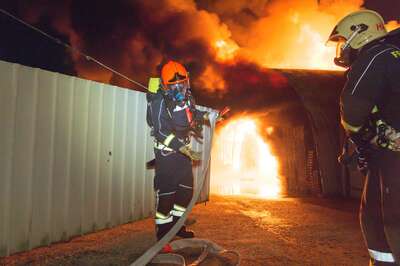Alarmstufe 3 bei einem Großbrand in Trauner Lagerhalle 20141210-4233.jpg